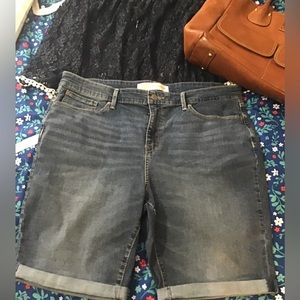 Women’s size 18 Levi Strauss signature mid rise Bermuda stretch shorts cc